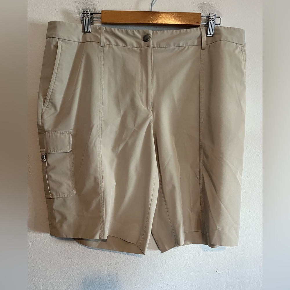 3/$20 Liz Golf Beige Audra Utility Golf Shorts Size 16